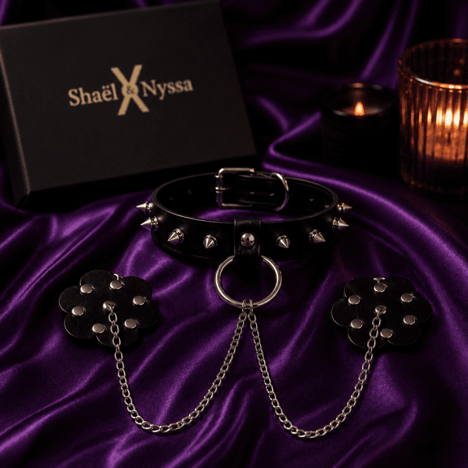 Collier ras de cou avec chaînes et cache tétons