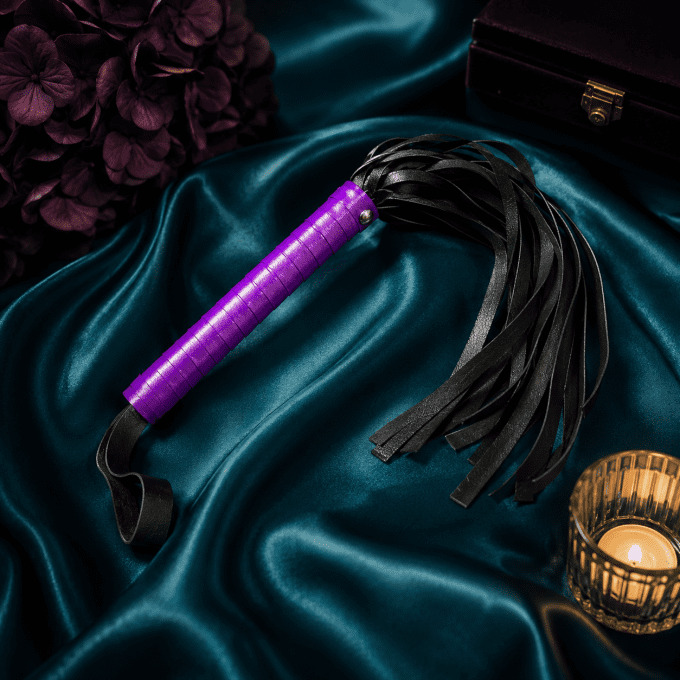 Fouet basique simili cuir 15 lanières 48.5 cm (violet)