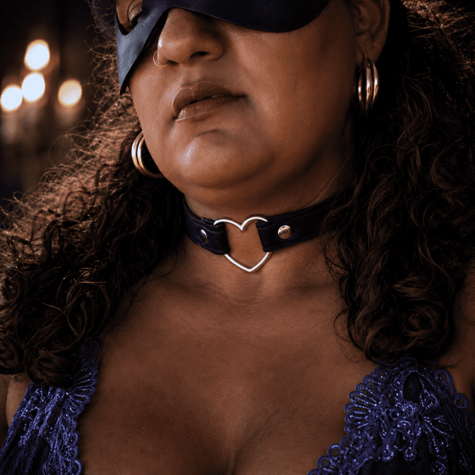 Collier ras de cou BDSM avec cœur métal