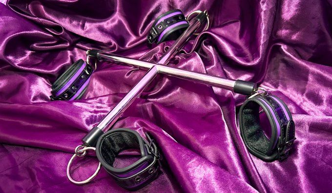 Barre d'écartement croisée premium avec menottes - S&N