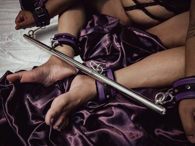 Barre d'écartement ajustable premium avec menottes - S&N