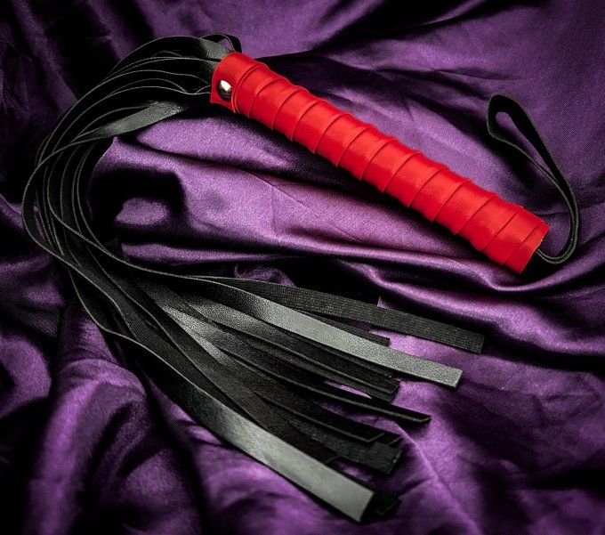 Fouet à coup basse intensité simili cuir rouge - S&N
